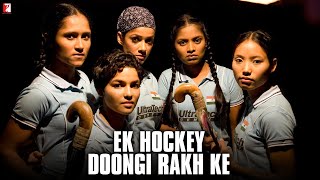 Poster ek hockey doongi rakh ke